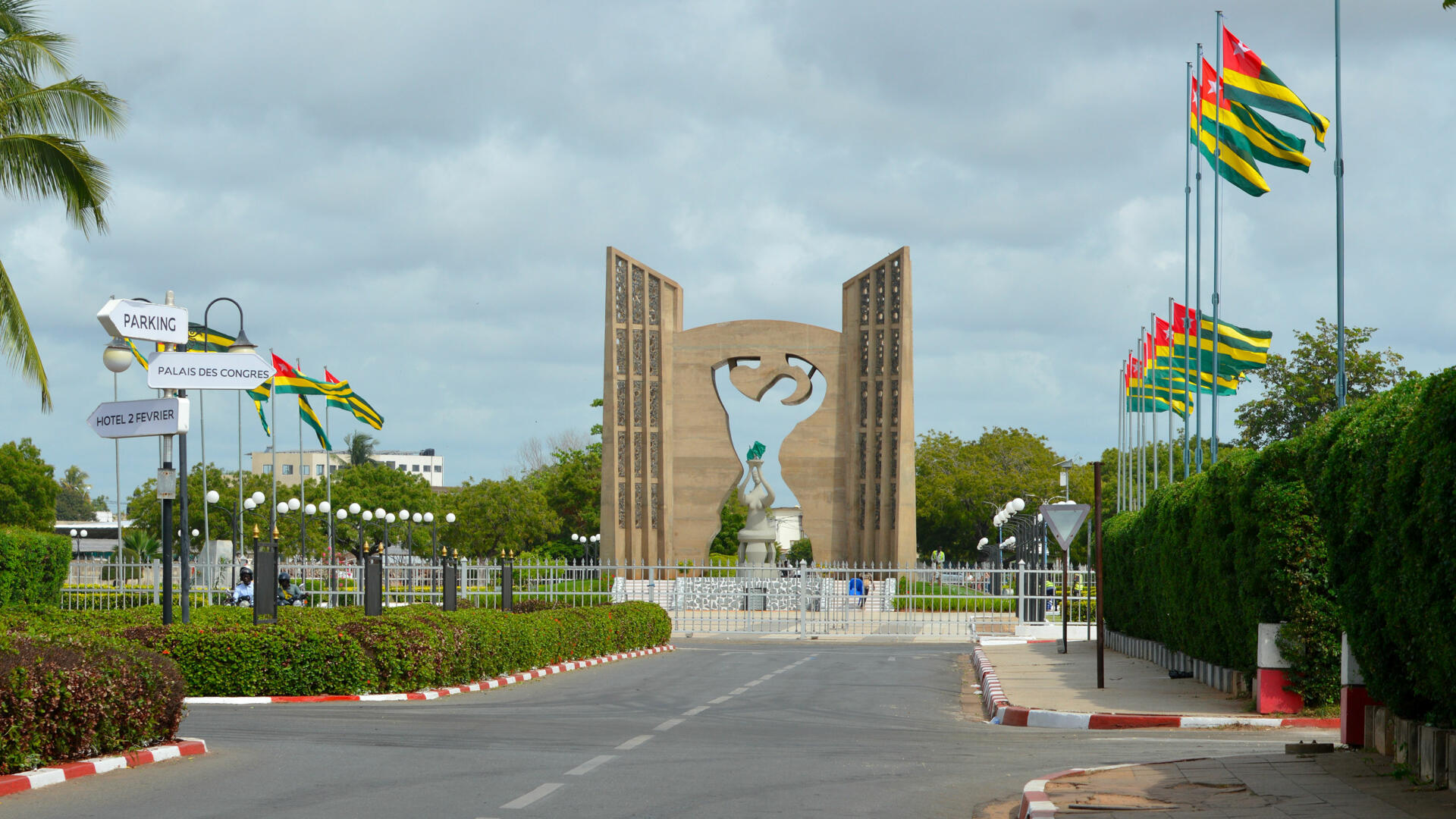 
                                            <strong>Republique du Togo</strong><br>
                                            Le Togo est un pays d'Afrique de l'Ouest situé entre le Ghana à l'ouest, le Bénin à l'est, le Burkina Faso au nord et l'océan Atlantique au sud.<br> Sa superficie est d'environ 56 785 km².<br> La capitale du Togo est Lomé, une ville côtière dynamique située au sud du pays.<br> Le Togo compte une population d'environ 8 millions d'habitants.<br> Le pays est connu pour sa diversité culturelle, ses paysages variés allant des plages aux savanes, et son hospitalité légendaire.
                                        